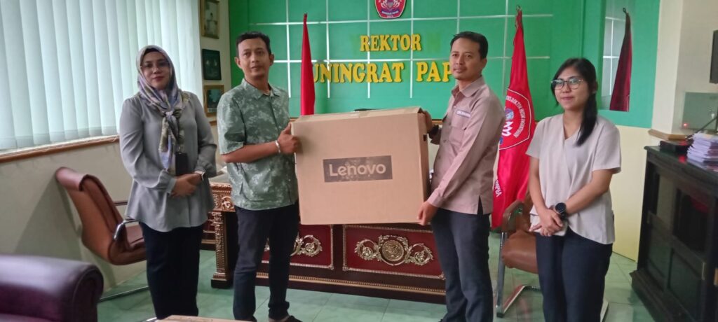 Serah Terima Dari Bank Indonesia Kepada UNINGRAT Papua Berupa 4 Komputer All In One